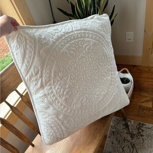 Tahari decorative‎ pillow